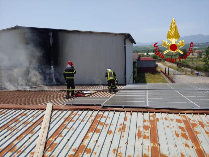Bisignano. A fuoco l’impianto fotovoltaico di un capannone: intervengono i Vigili del fuoco 