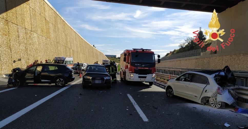 images Reggio Calabria, incidente sull’autostrada A2: coinvolte tre auto, quattro feriti 