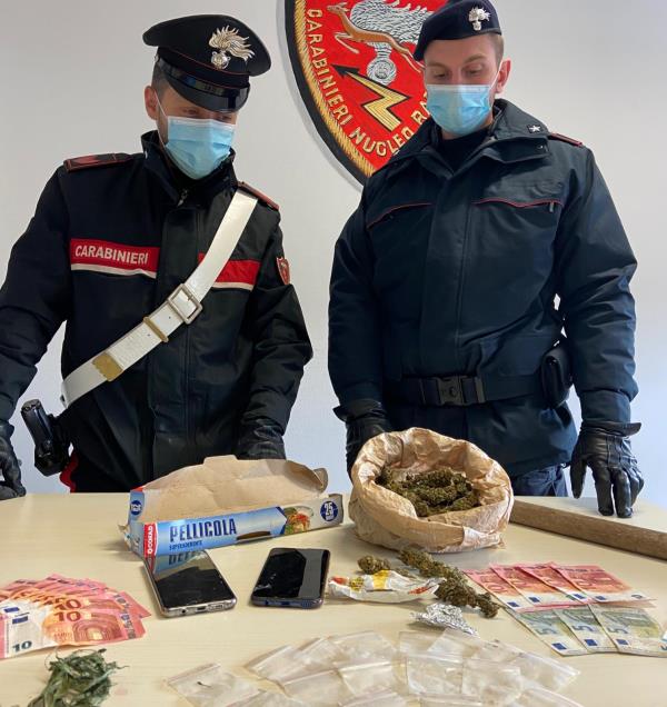 images Cirò Marina. Avevano droga e un bastone di legno:  23enne arrestato e denunciato l'amico 19enne  