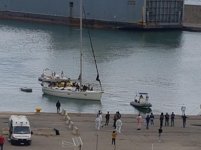 Nuovo sbarco a Crotone (FLASH)