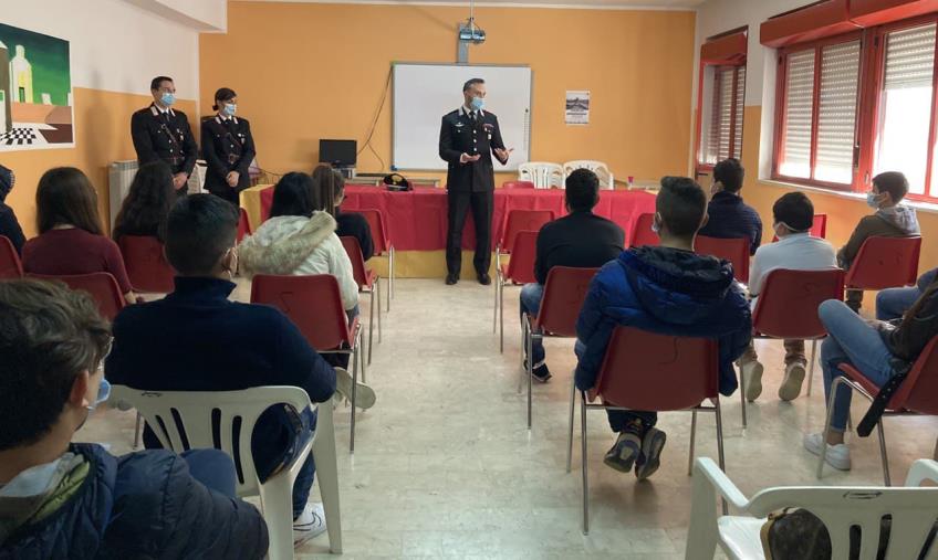 images Bianco. A scuola di legalità: i carabinieri incontrano gli studenti della Locride