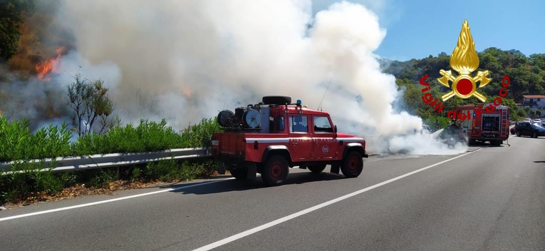 images Scendono in tempo dall'auto in fiamme, in due si salvano nel Cosentino (VIDEO) 