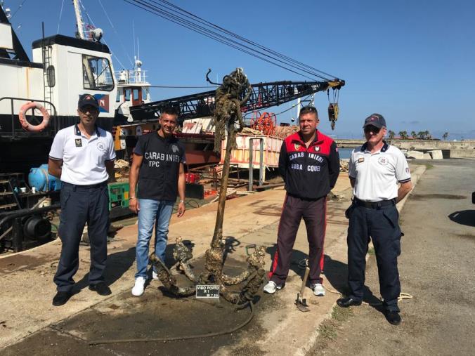 images La Soprintendenza al porto di Vibo per l'àncora dell'Ottocento rinvenuta dai sommozzatori