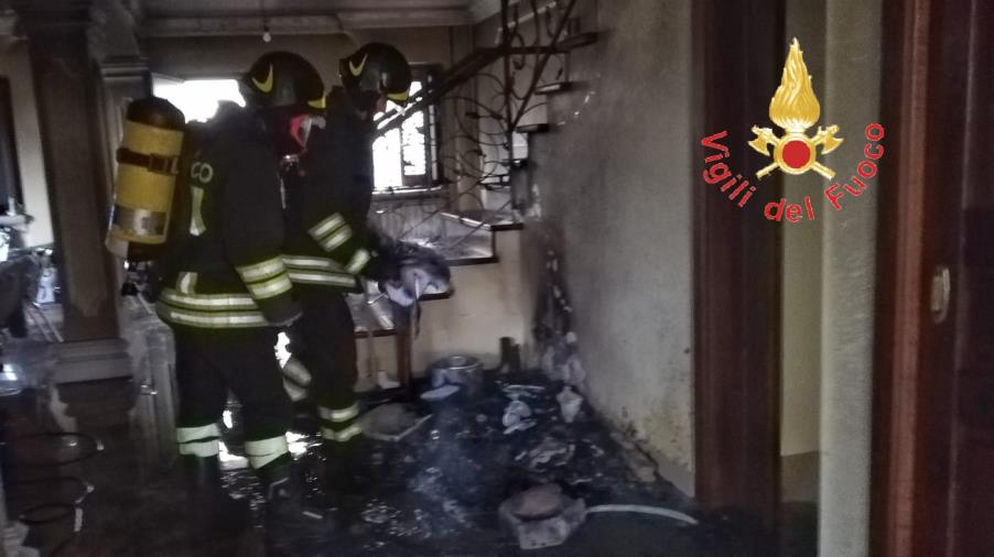 Cortocircuito delle luci natalizie: in fiamme un'abitazione a Lamezia Terme