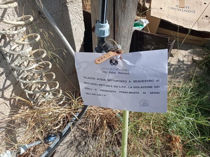 images Catanzaro, allacci abusivi alla rete idrica comunale e sprechi d'acqua tra giardini e orti: sequestri e sanzioni