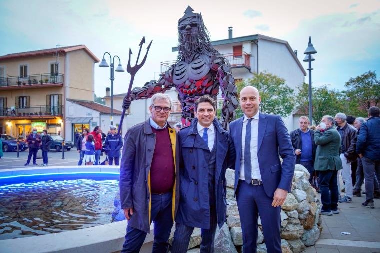 images Acri, svelata la statua del Nettuno in piazza Matteotti: un inno alla bellezza e un omaggio a Padula