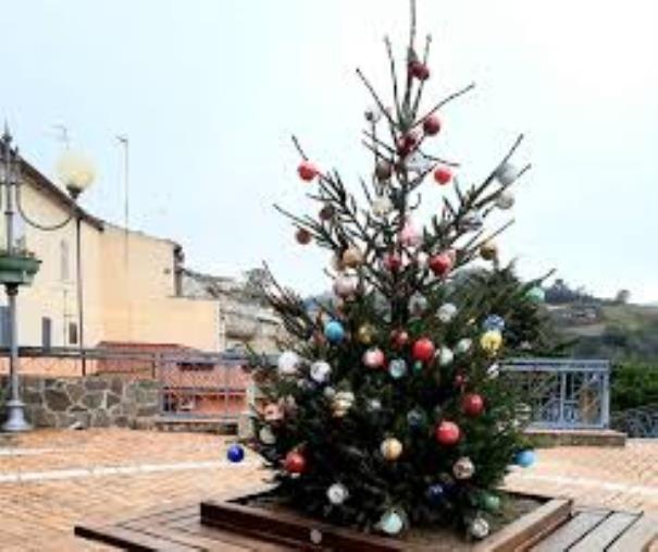 A Miglierina le palline che decorano l'albero sono tante quanto i bimbi che vivono in paese