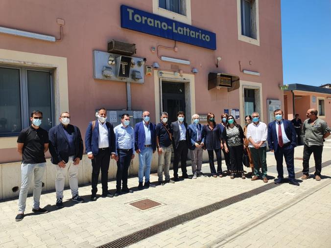 Il 17 luglio si avvicina: sindaci e politici "festeggiano" la prima fermata del Frecciargento a Torano