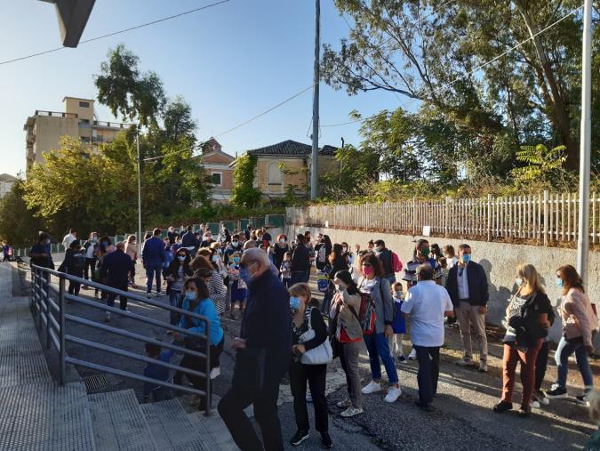 images Scuola. Alle elementari "Campanella", "Gaber" e "Todaro" i sorrisi delle insegnanti  diventano abbracci (VIDEO)