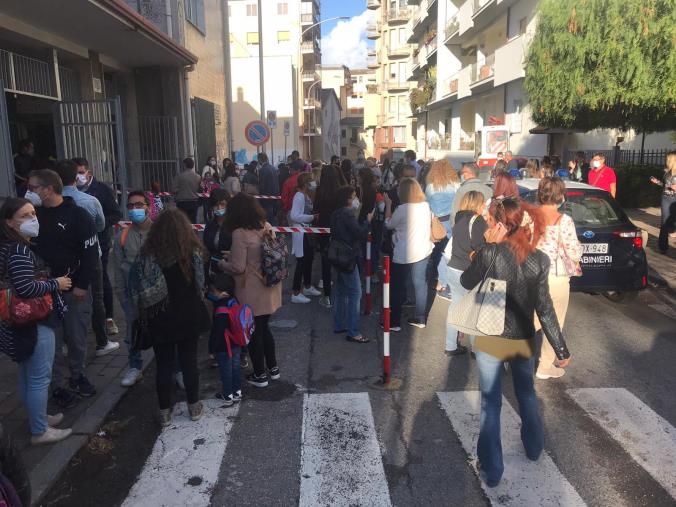 images Scuola. Alla elementare "Rodari" quel cassonetto che stona tra l'indignazione generale