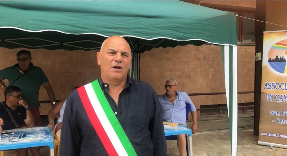 Punto nascita di Cetraro, il sindaco sposta il suo ufficio davanti all'ospedale per protesta