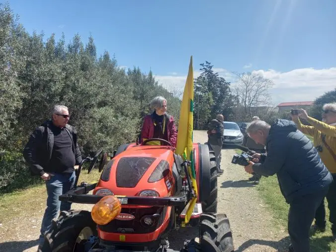 images Un trattore nuovo all'azienda colpita da furti e danni: il dono di Coldiretti Calabria