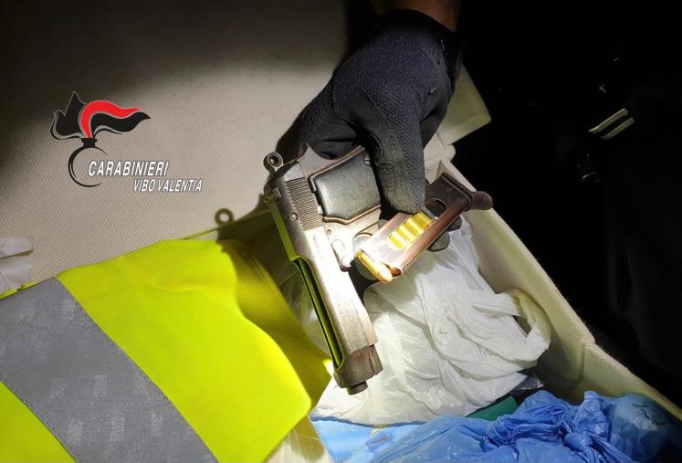 images Ancora armi ritrovate a Zungri: erano nascoste nel garage di una casa di campagna (VIDEO) 