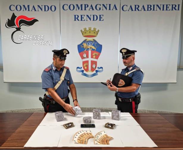 Rende. Scoperti dai carabinieri con droga nell'auto: arrestati un 50enne e un 46enne