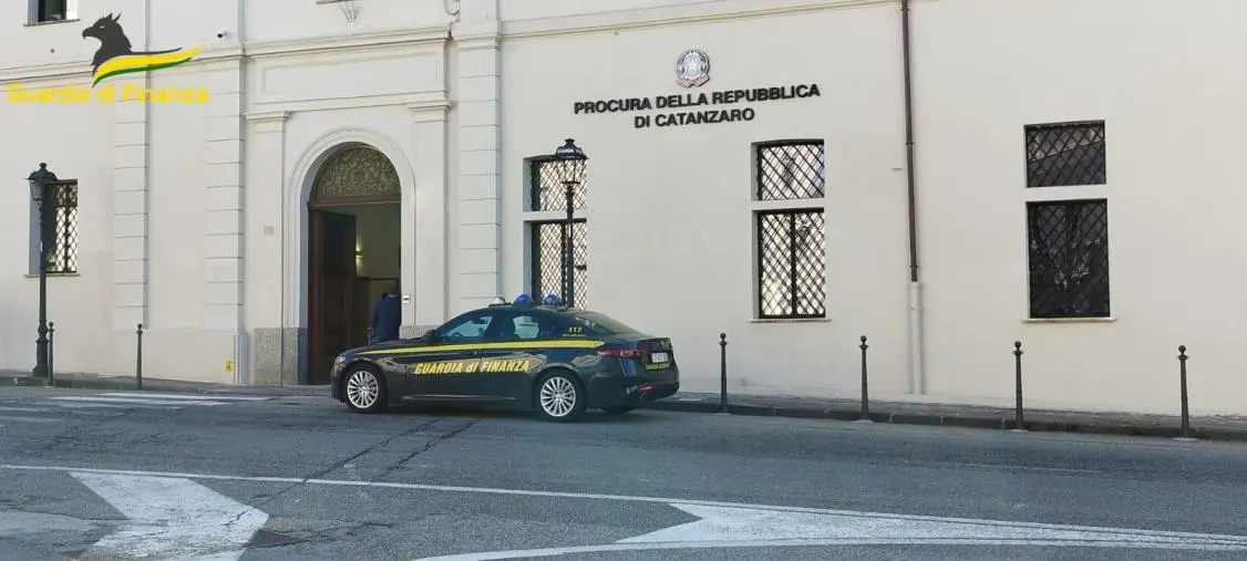 Catanzaro, abusivismo finanziario: arrestati 2 promotori e sequestrati oltre 1,8 milioni (NOMI)