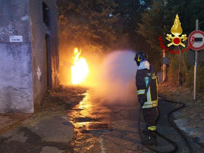 Settingiano, incendio vicino al cimitero: Vigili del Fuoco in azione 