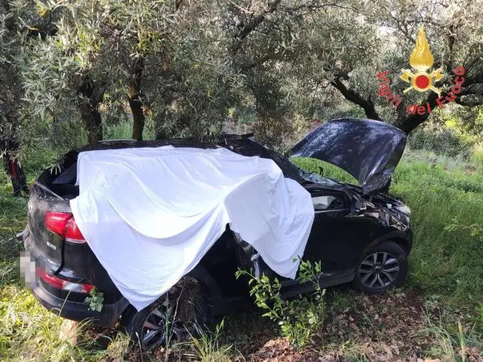 images Gizzeria, perde il controllo dell’auto e sbatte contro un albero: morto un 39enne