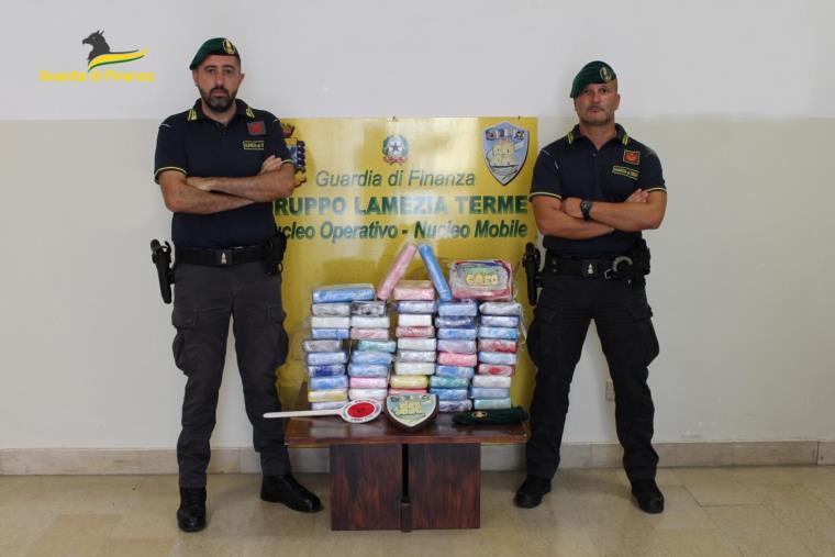 images Sul camion e con 60 kg di cocaina, arrestato sull’autostrada del Mediterraneo 
