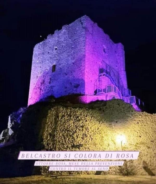 Il Castello Normanno di Belcastro si colora di rosa per la lotta contro il tumore al seno 