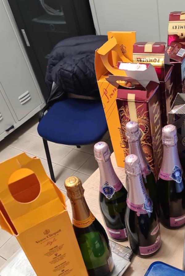 images Ladri di champagne: sventato un furto di diverse bottiglie pregiate al Centro commerciale di Corigliano