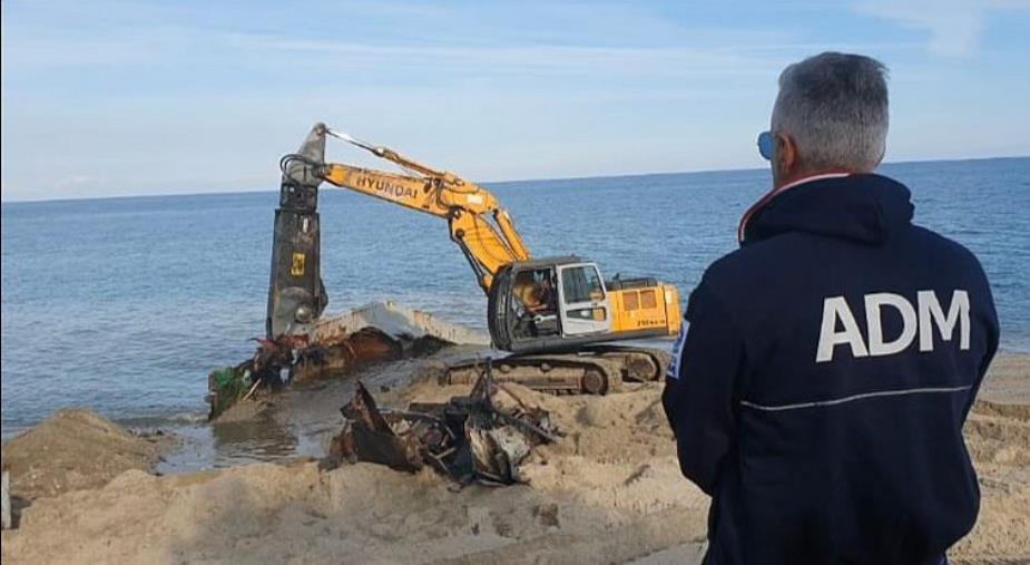 images Badolato, rimosso un peschereccio di oltre 20 metri dalla spiaggia