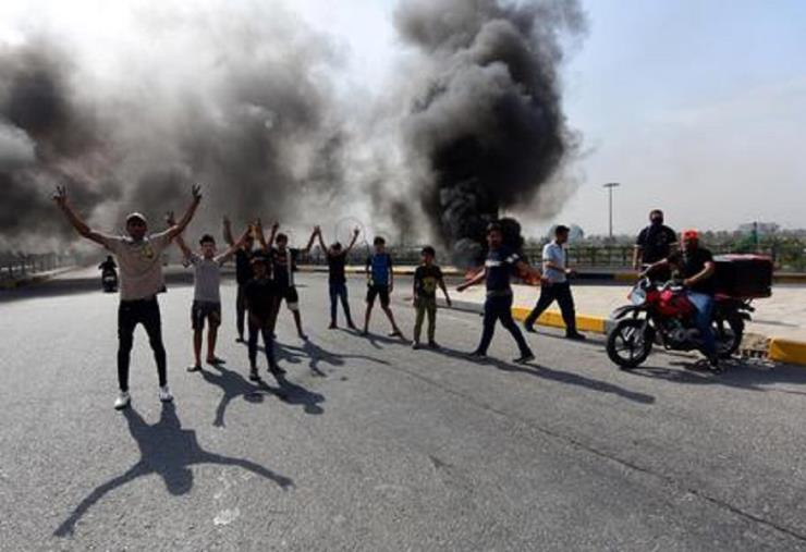 Scontri a Baghdad, i manifestanti sfidano il coprifuoco: il bilancio dei morti sale a 19  