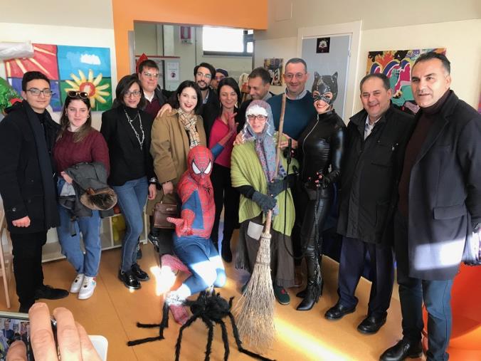 images La Befana del poliziotto con i piccoli degenti dei reparti di pediatria dell’Azienda Sanitaria Pugliese Ciaccio di Catanzaro (VIDEO)