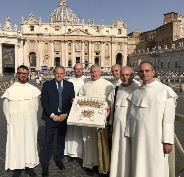 images Diademi calabresi per la Vergine polacca del santuario di Jasna Gora in Pensilvenia