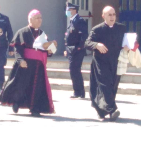 images Il vescovo Bertolone è arrivato all'istituto penitenziario di Catanzaro per celebrare la Via Crucis