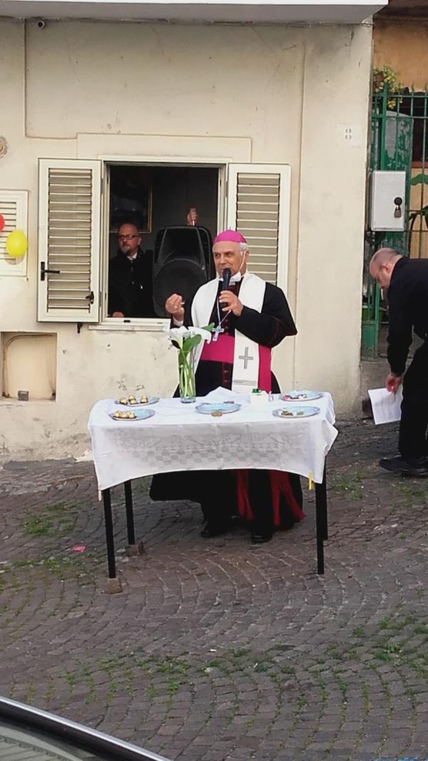 Il Rione Maddalena accoglie Monsignor Bertolone e poi ringrazia i Vigili del Fuoco (VIDEO)