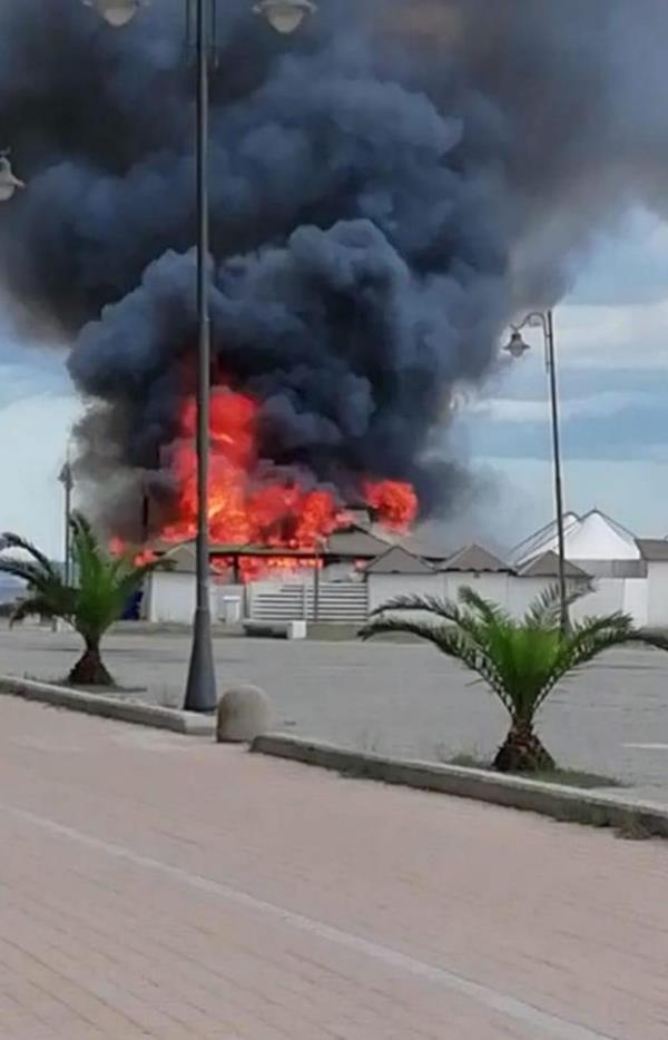 images "Blu cafè" distrutto dalle fiamme a Sellia Marina. Parte una raccolta fondi su Facebook (VIDEO)