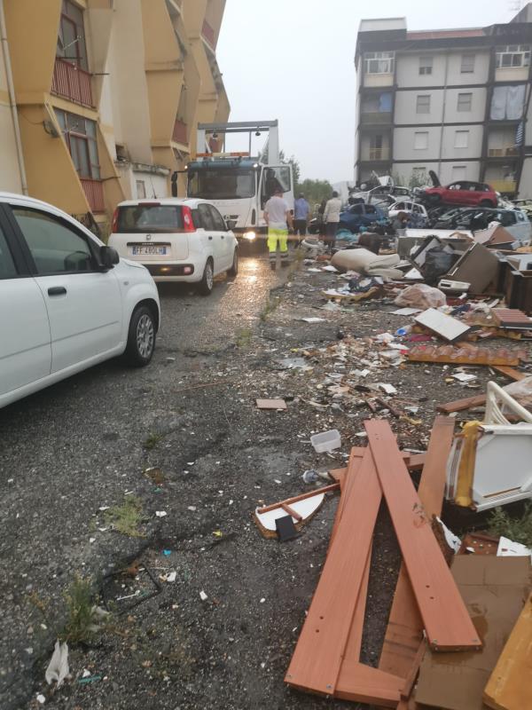 images Carcasse di auto, materassi e spazzatura: bonificata la parte alta di Viale Isonzo (FLASH)