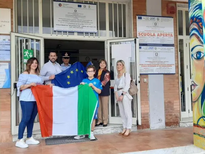 images Botricello, il Comune dona alle scuole il Tricolore e la bandiera dell’Europa