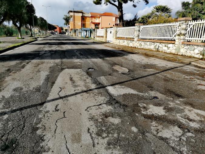 Lamezia Terme. "Quartiere Capizzaglie" denuncia "le pessime condizioni del manto stradale" (FOTO)