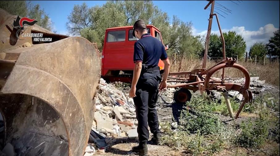 images Calcinacci, rifiuti, lapidi: bonificata un’azienda a Stefanaconi
