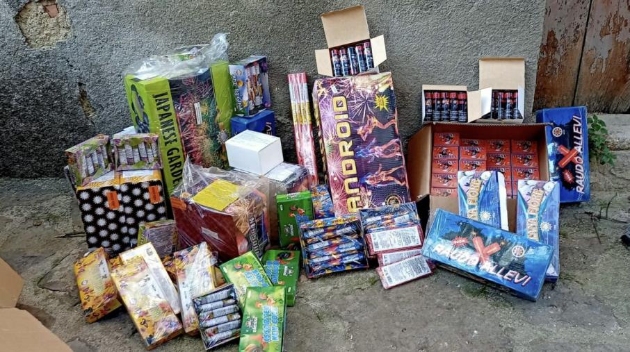 images Crotone. Sequestrato oltre mezzo quintale di fuochi artificiali illegali 