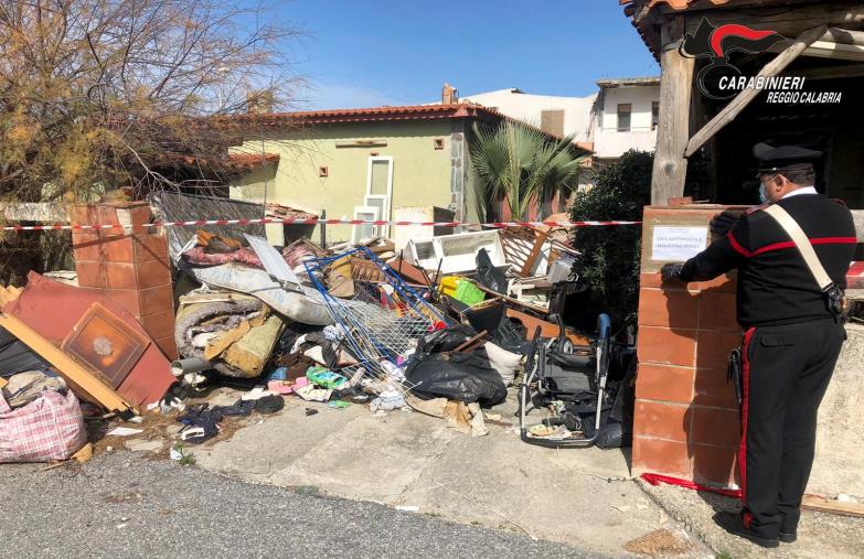 images San Ferdinando. Sequestrata una discarica abusiva di rifiuti: denunciato un 60enne