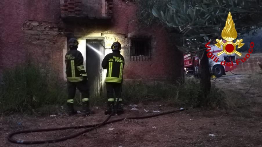 images Fiamme in un deposito di materiale agricolo di Lamezia Terme: crollato il sottotetto 