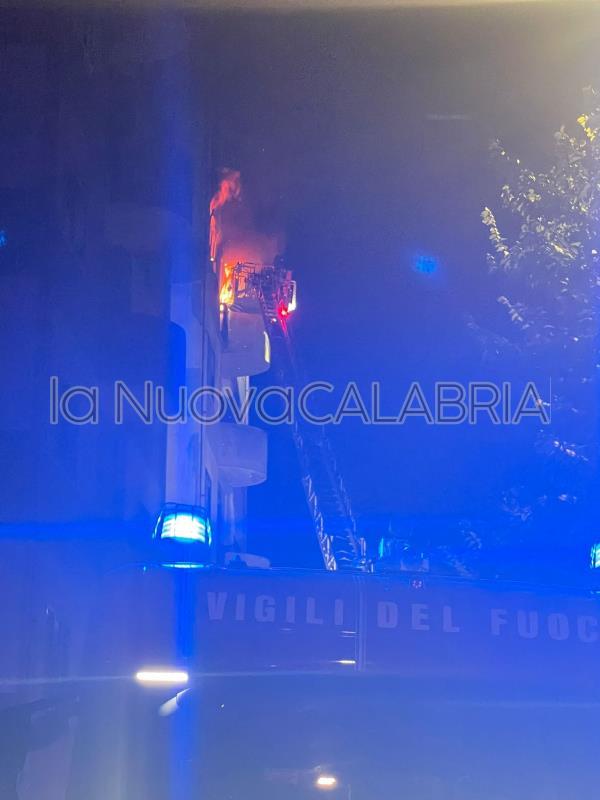 Tragedia a Catanzaro, a fuoco una palazzina: 3 morti e diversi feriti 