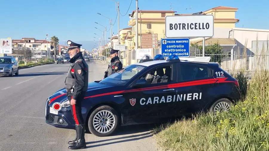 Armi clandestine occultate in un magazzino: 27enne di Botricello ottiene i domiciliari 