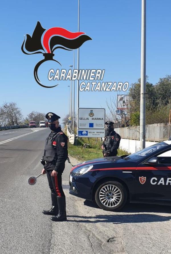 images Tenta di estorcere 5.000 euro ad un falegname e alla figlia, arrestato 40enne di Sellia Marina 