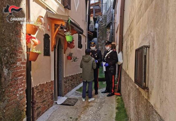 images Coronavirus. A San Giorgio Morgeto i carabinieri consegnano computer portatili ai bambini per lo studio a distanza