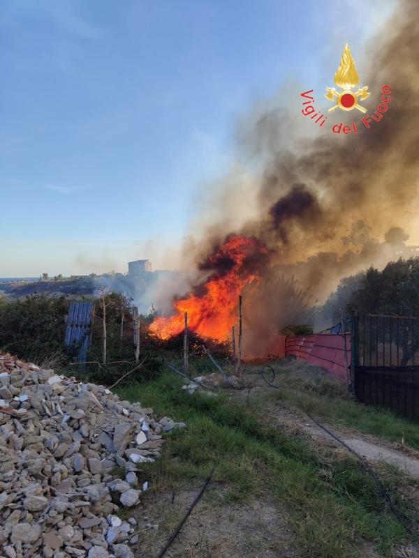 images Ancora fiamme nel crotonese: bruciati 5 ettari di arbusti  