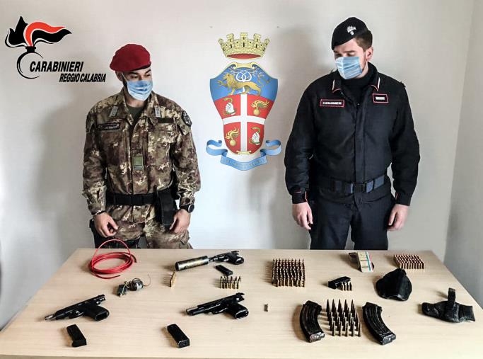 Altre armi scovate a Ciminà: questa volta pistole, munizioni e un detonatore erano nascoste in un bidone