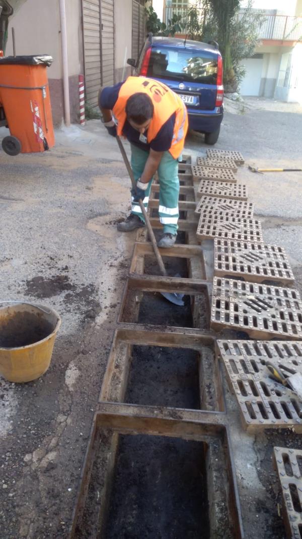 images Proseguono gli interventi sui tombini e le griglie a Corigliano-Rossano