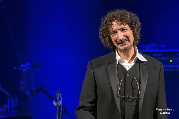 images Con la standing ovation a Sergio Camnmariere si è chiuso il Festival  "Fatti di musica 2019"  di Ruggero Pegna nel Teatro Grandinetti di Lamezia Terme 