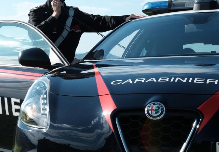 images Cosenza. Va in giro con pistola e minaccia i carabinieri: denunciato un 46enne