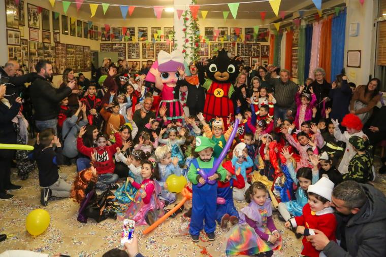 Catanzaro, il quartiere Pontegrande si colora a festa: il carnevale è un successo 