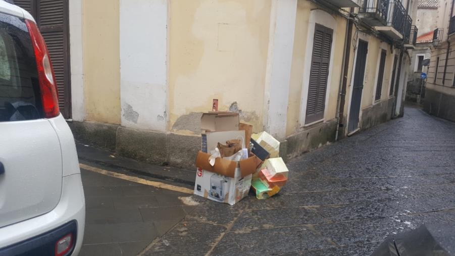 images Raccolta differenziata nel caos, centro storico invaso da carta e cartoni. Le scuse non bastano