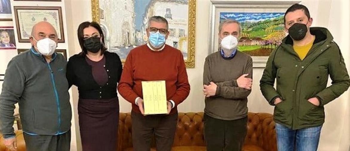 images Cassano. L'associazione Irfea dona il "Catasto Onciario", il sindaco: "Un importante documento per gli storici e per i concittadini"